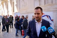 Podjela besplatnih zastava na Narodnom trgu