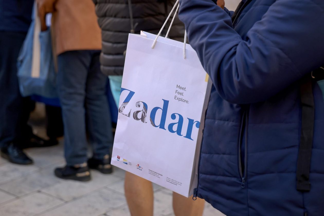 Podjela besplatnih zastava na Narodnom trgu