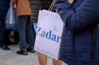 Podjela besplatnih zastava na Narodnom trgu