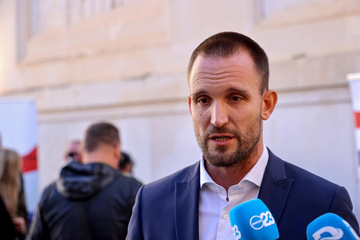 Podjela besplatnih zastava na Narodnom trgu