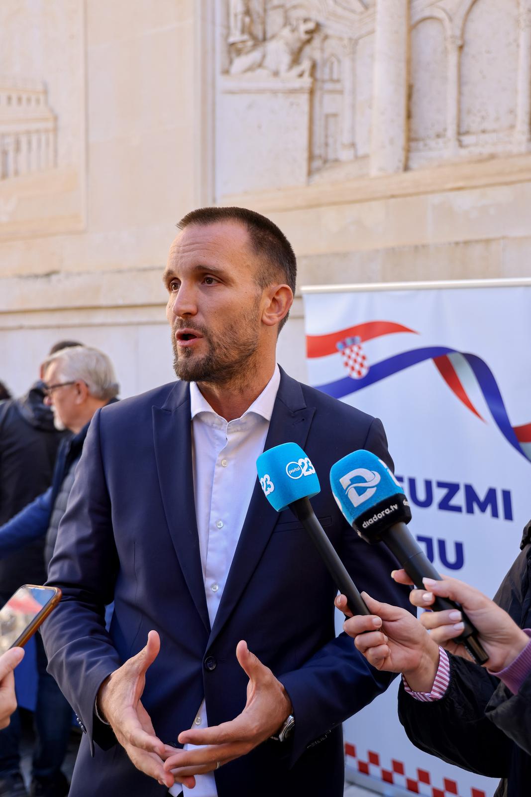 Podjela besplatnih zastava na Narodnom trgu