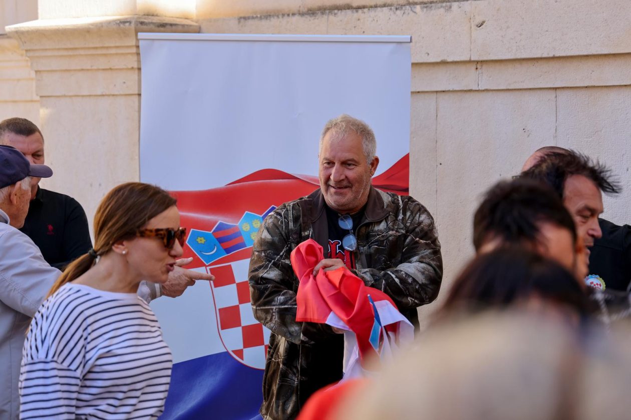 Podjela besplatnih zastava na Narodnom trgu