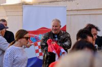 Podjela besplatnih zastava na Narodnom trgu