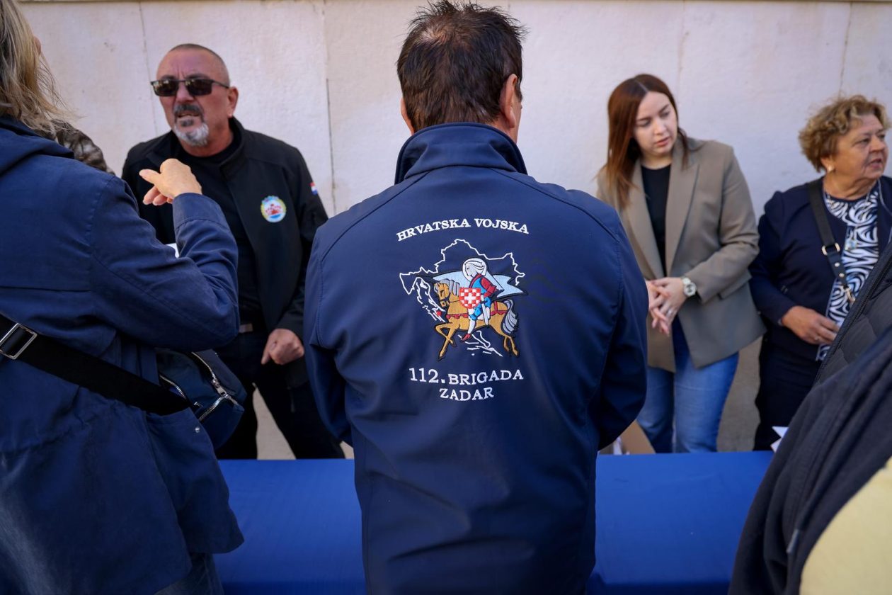 Podjela besplatnih zastava na Narodnom trgu