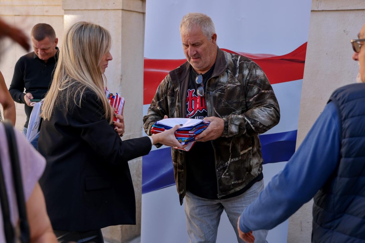 Podjela besplatnih zastava na Narodnom trgu