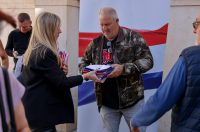 Podjela besplatnih zastava na Narodnom trgu