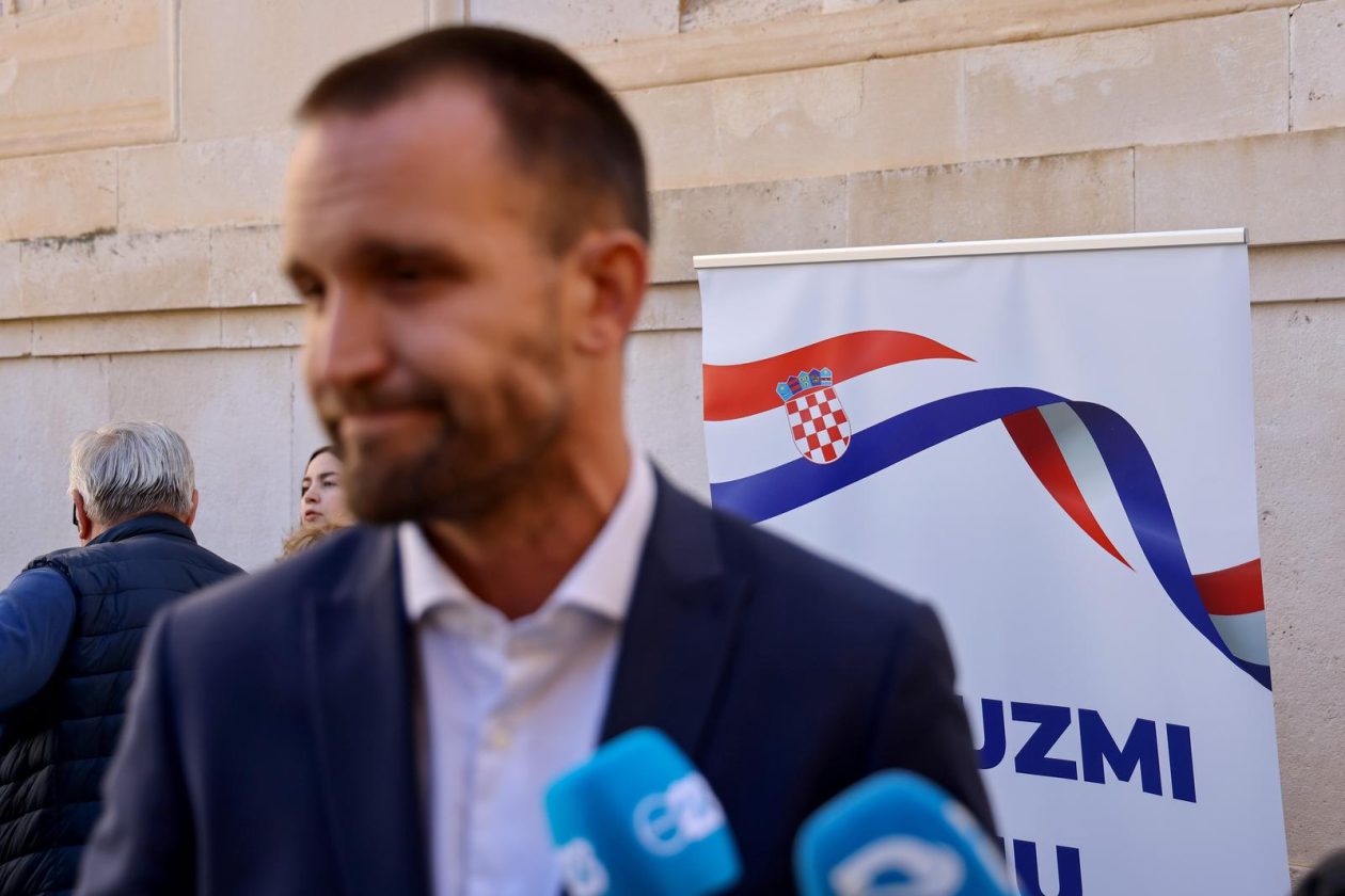 Podjela besplatnih zastava na Narodnom trgu