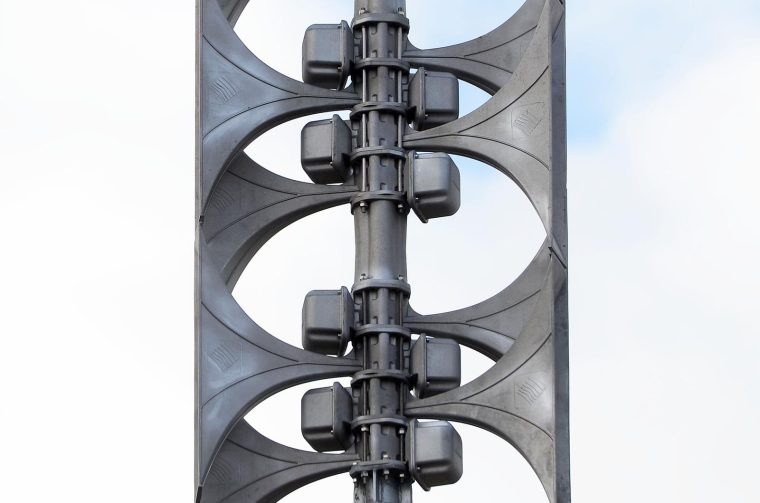 Elektronska sirena s daljinskim upravljanjem i mogućnošću imitacije zvučnih signala