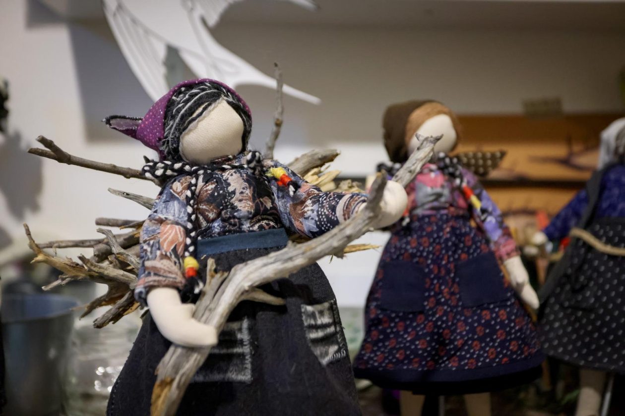 Zadar: Slikarica Bojana Vukojević izrađuje lutkice koje čuvaju duh Podvelebita