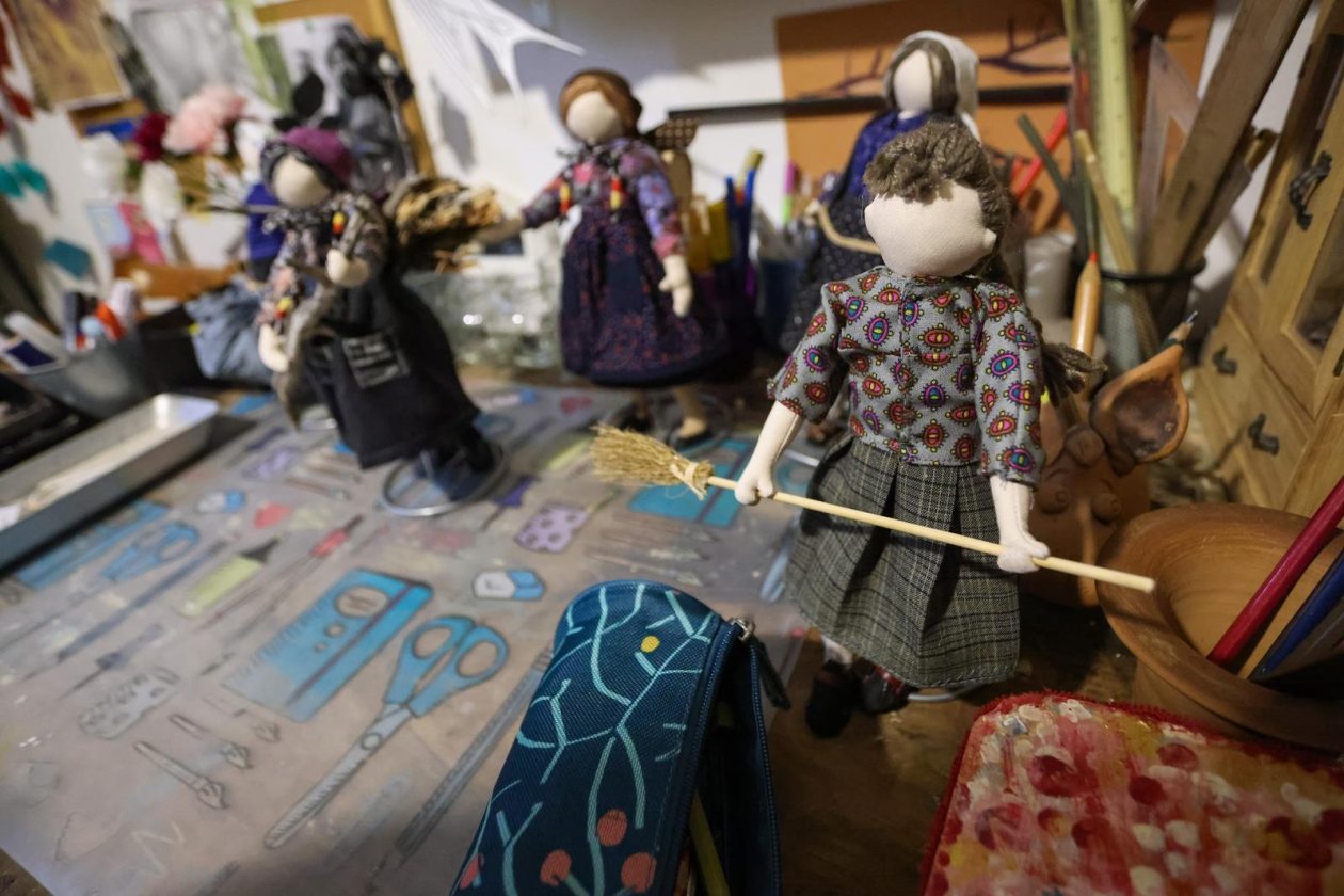 Zadar: Slikarica Bojana Vukojević izrađuje lutkice koje čuvaju duh Podvelebita