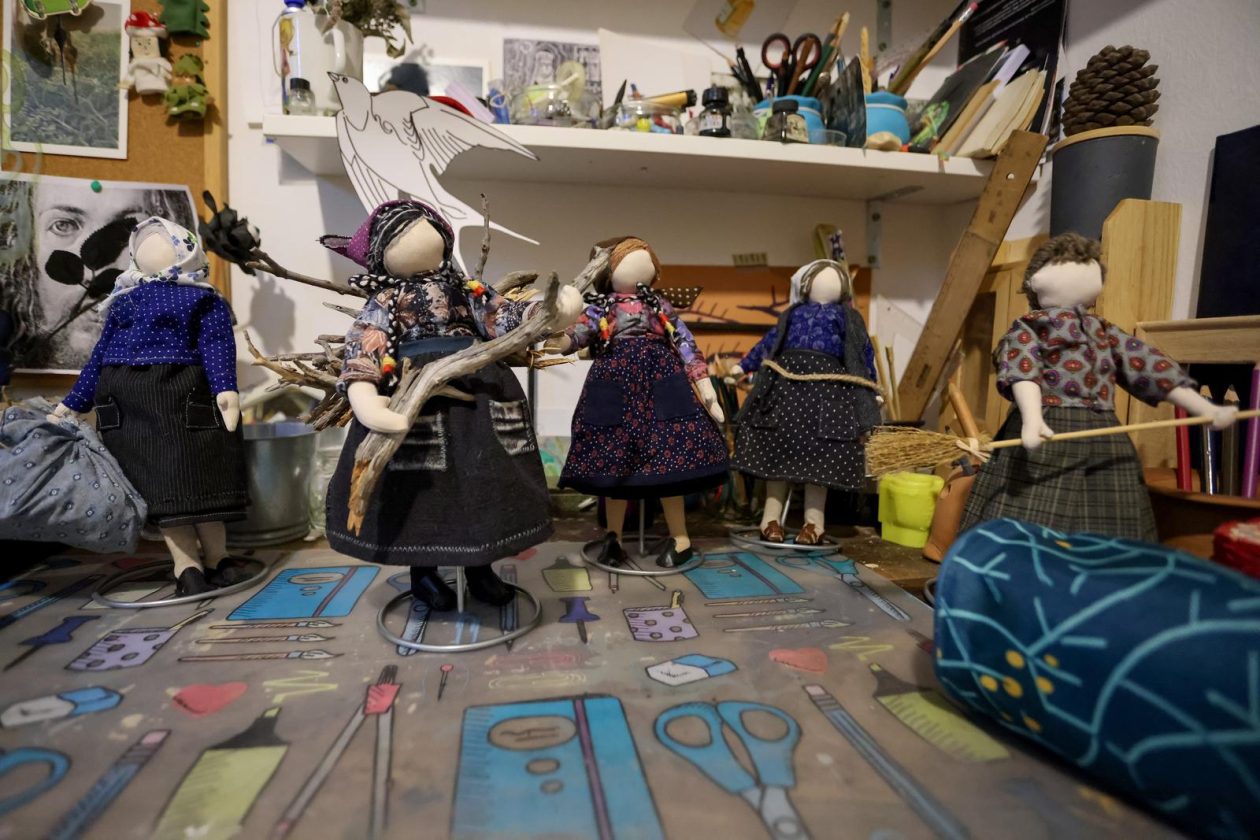 Zadar: Slikarica Bojana Vukojević izrađuje lutkice koje čuvaju duh Podvelebita