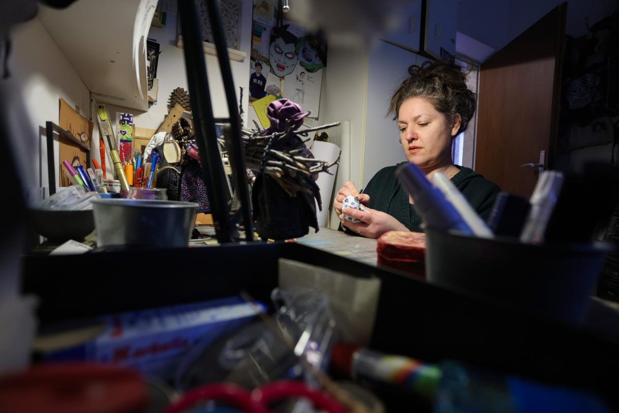 Zadar: Slikarica Bojana Vukojević izrađuje lutkice koje čuvaju duh Podvelebita