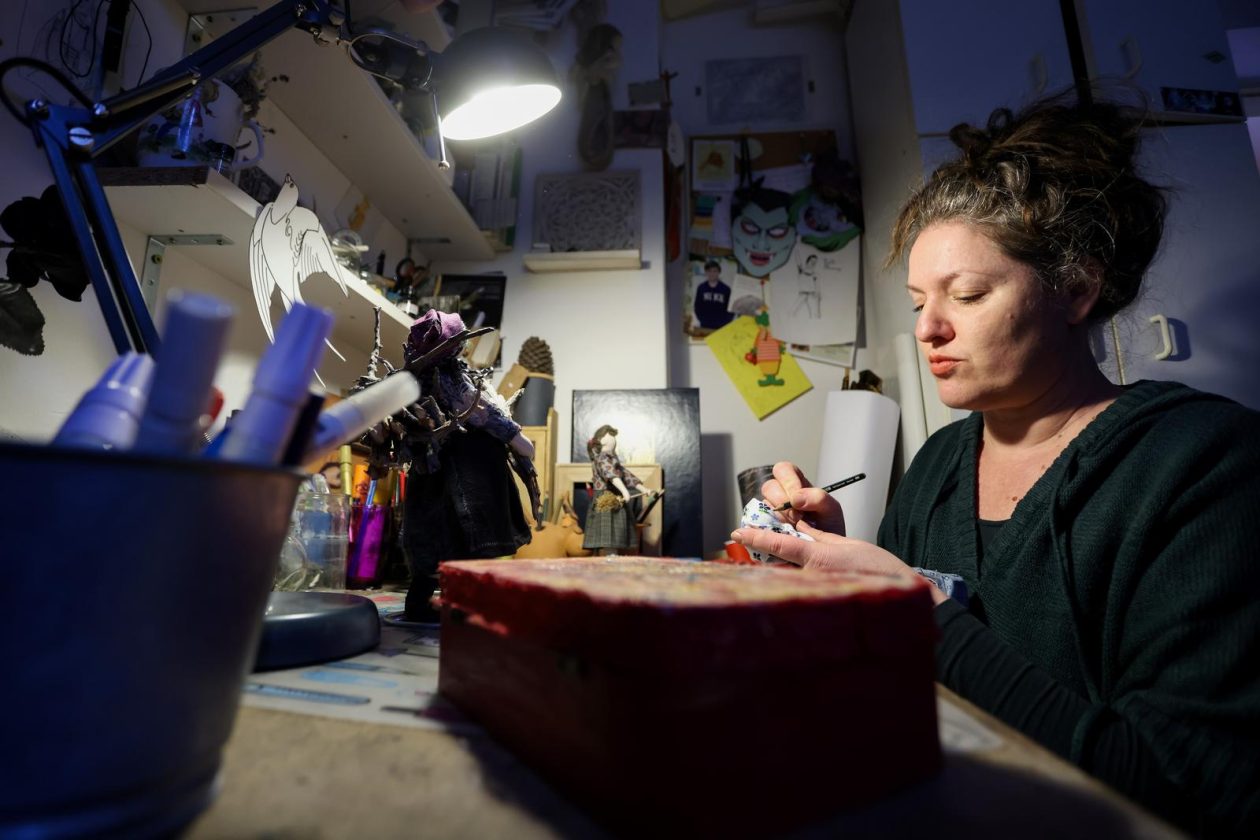 Zadar: Slikarica Bojana Vukojević izrađuje lutkice koje čuvaju duh Podvelebita