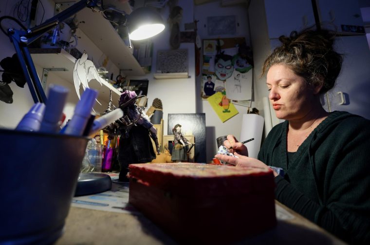 Zadar: Slikarica Bojana Vukojević izrađuje lutkice koje čuvaju duh Podvelebita