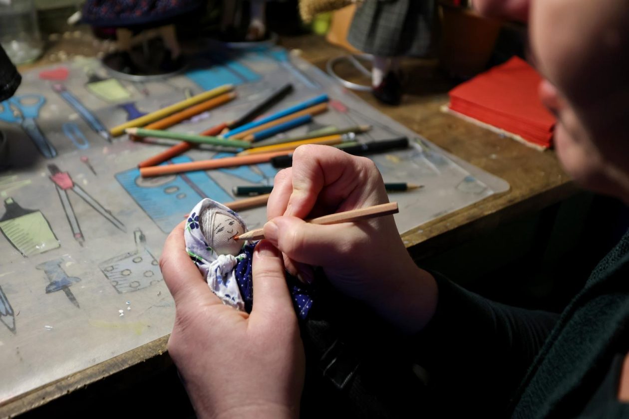 Zadar: Slikarica Bojana Vukojević izrađuje lutkice koje čuvaju duh Podvelebita