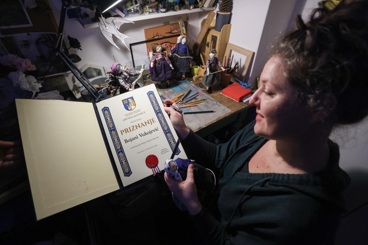 Zadar: Slikarica Bojana Vukojević izrađuje lutkice koje čuvaju duh Podvelebita