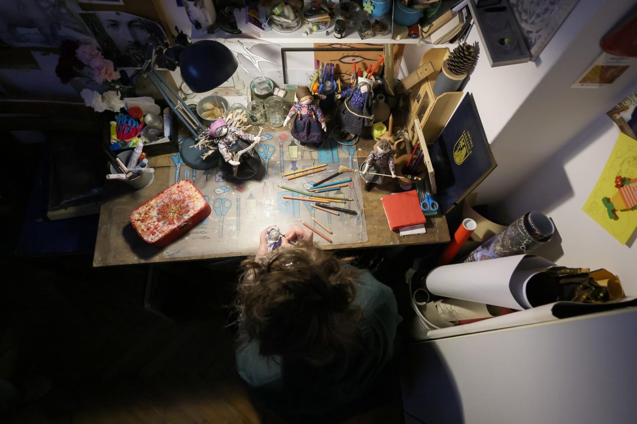 Zadar: Slikarica Bojana Vukojević izrađuje lutkice koje čuvaju duh Podvelebita