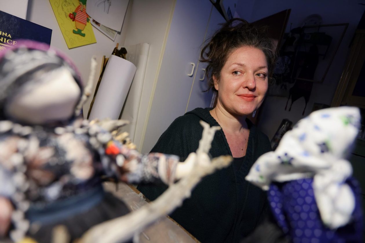 Zadar: Slikarica Bojana Vukojević izrađuje lutkice koje čuvaju duh Podvelebita