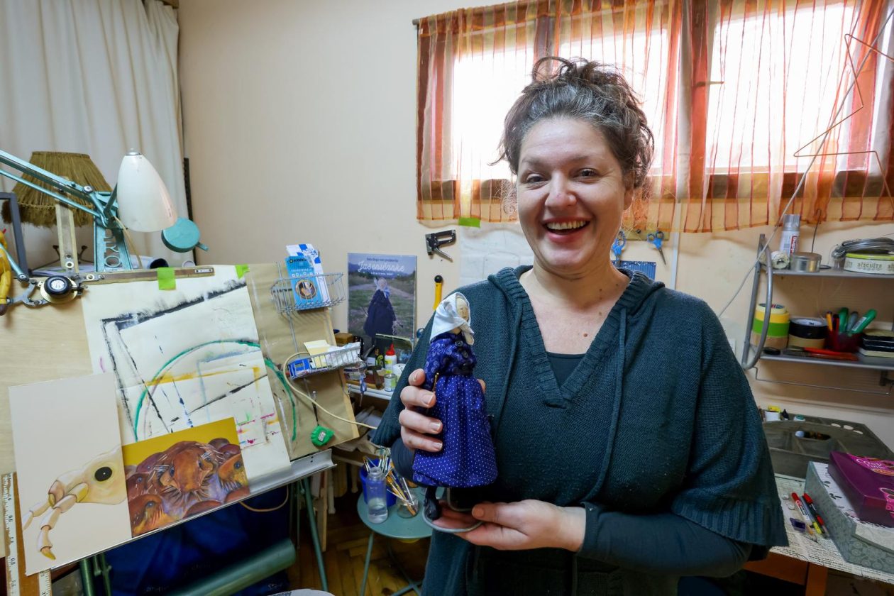 Zadar: Slikarica Bojana Vukojević izrađuje lutkice koje čuvaju duh Podvelebita