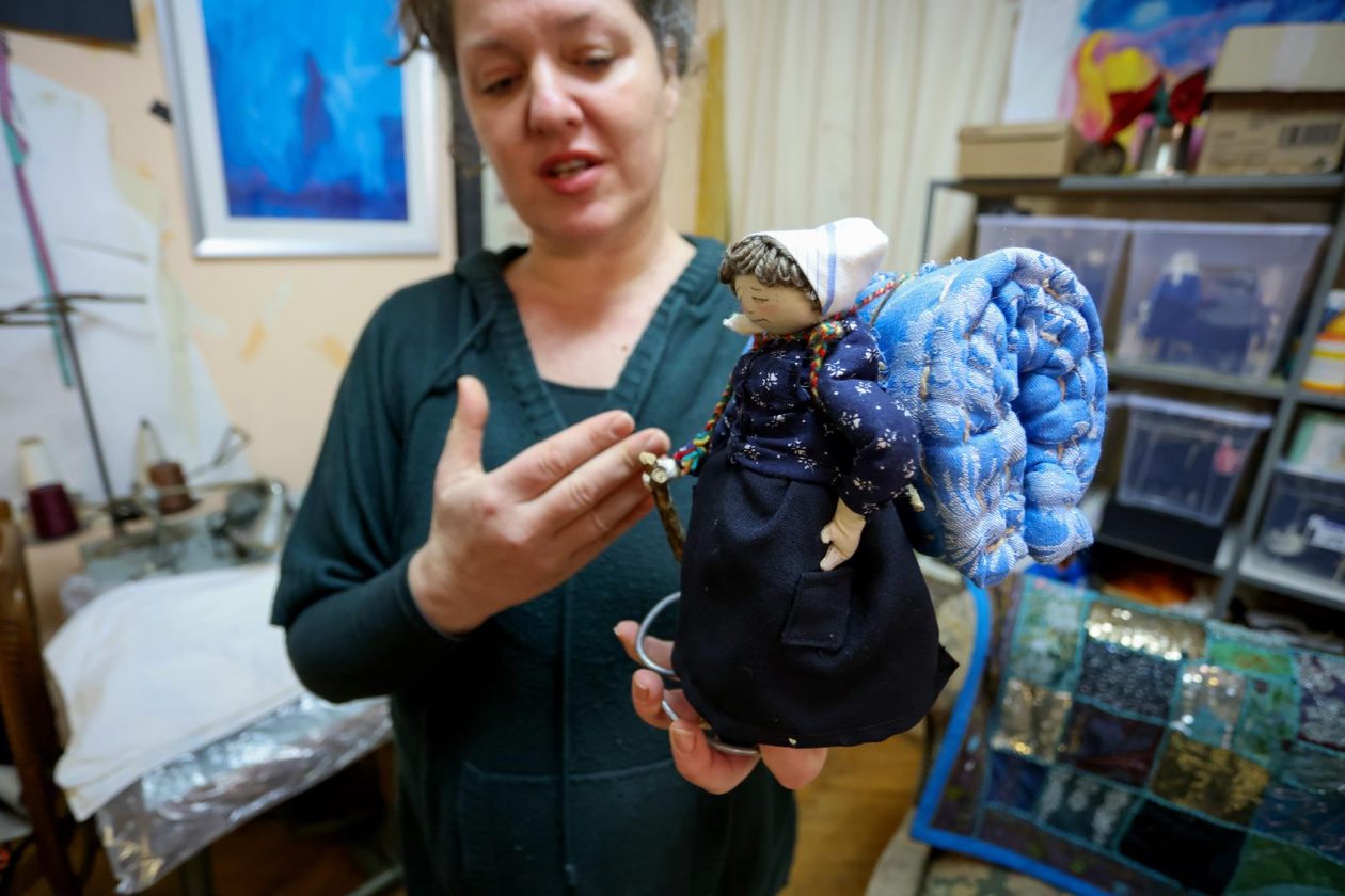 Zadar: Slikarica Bojana Vukojević izrađuje lutkice koje čuvaju duh Podvelebita