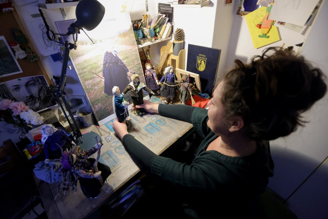 Zadar: Slikarica Bojana Vukojević izrađuje lutkice koje čuvaju duh Podvelebita