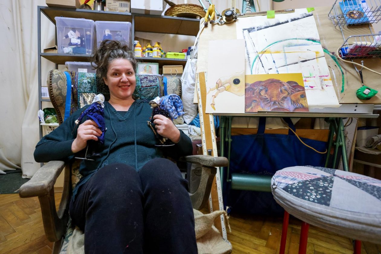 Zadar: Slikarica Bojana Vukojević izrađuje lutkice koje čuvaju duh Podvelebita