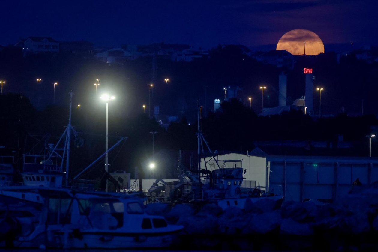 Zadar: Pun mjesec nad lukom Gaženica
