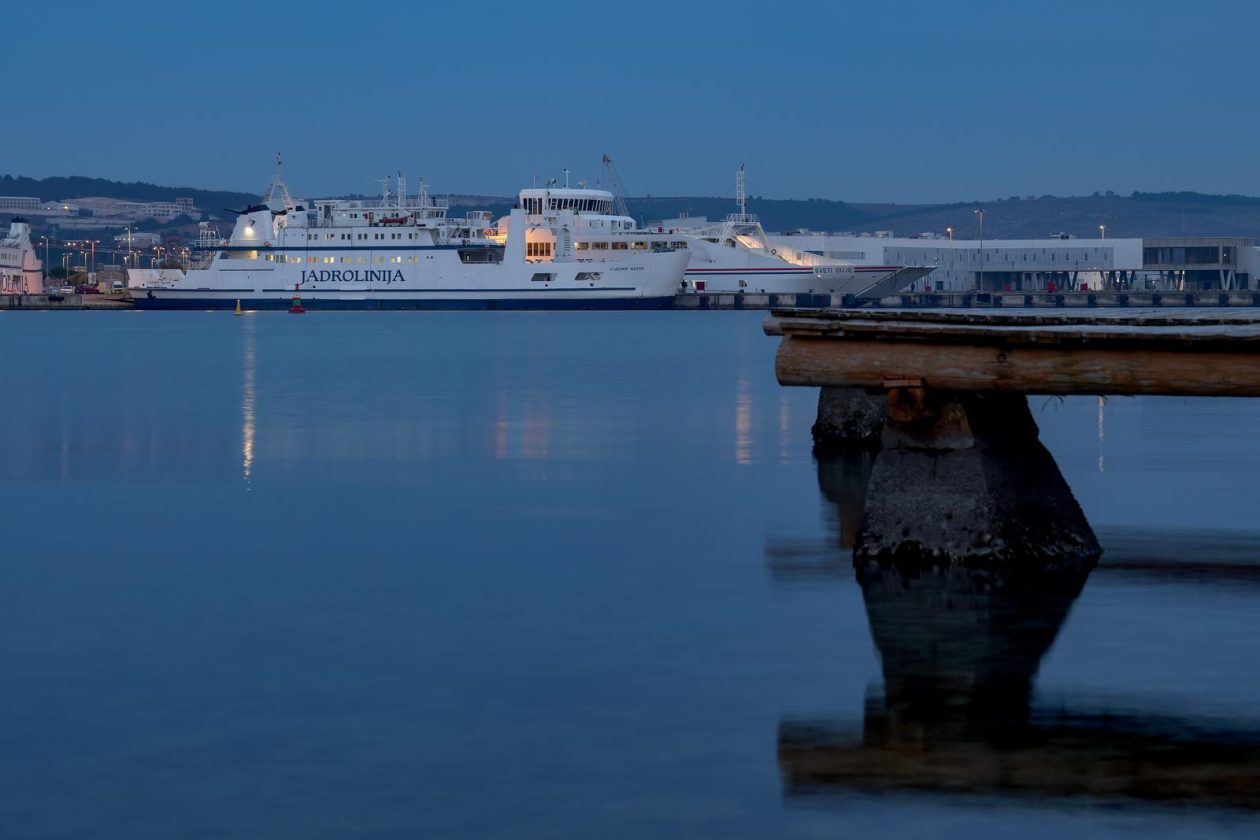 arbanasi gaženica trajekt jadrolinija večer