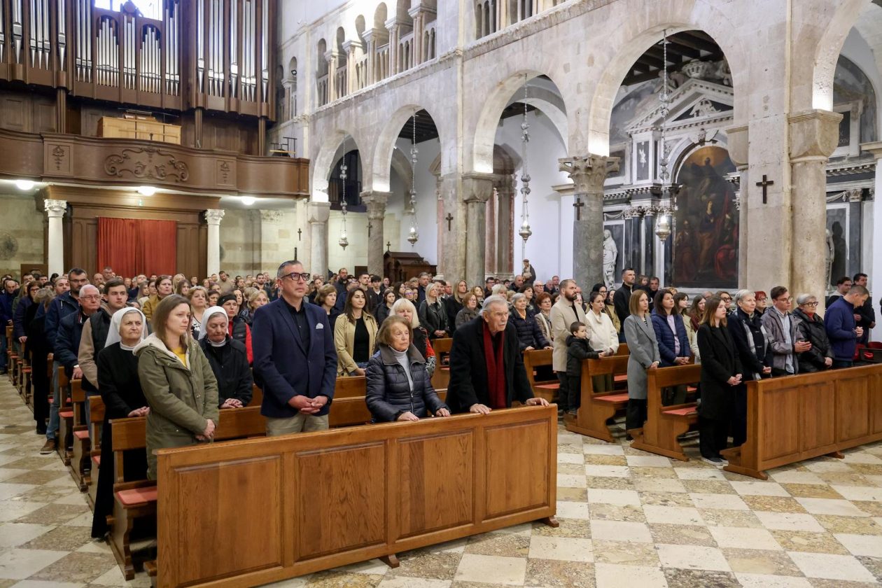 Zadar: Služba Muke Gospodnje u katedrali Sv. Stošije