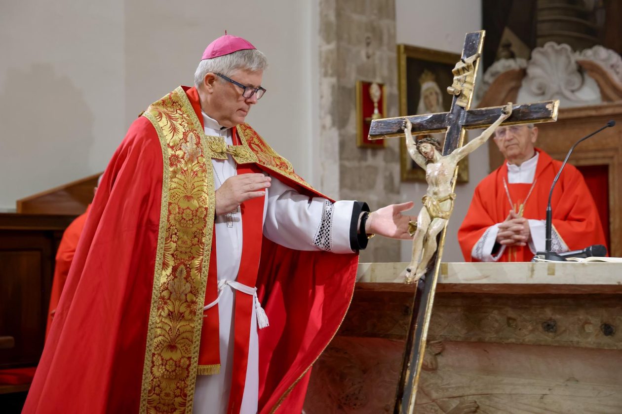 Zadar: Služba Muke Gospodnje u katedrali Sv. Stošije
