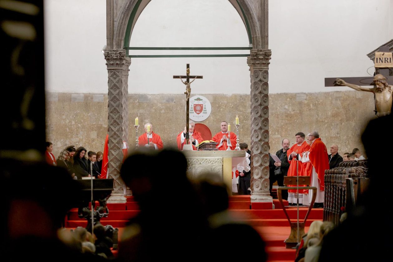 Zadar: Služba Muke Gospodnje u katedrali Sv. Stošije
