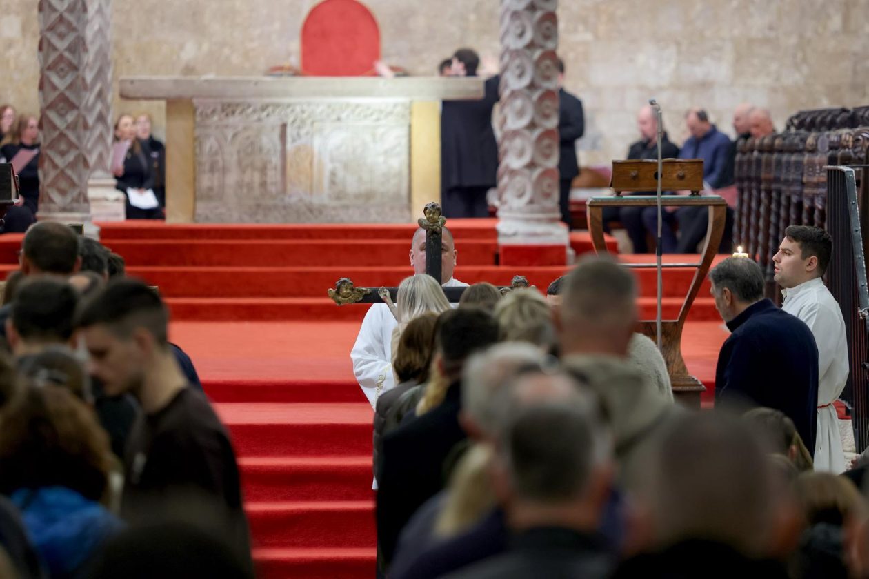 Zadar: Služba Muke Gospodnje u katedrali Sv. Stošije