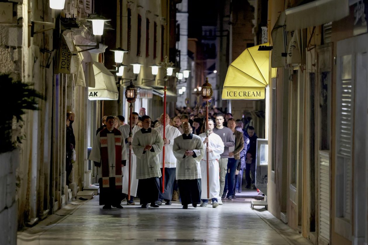 Zadar: Služba Muke Gospodnje u katedrali Sv. Stošije