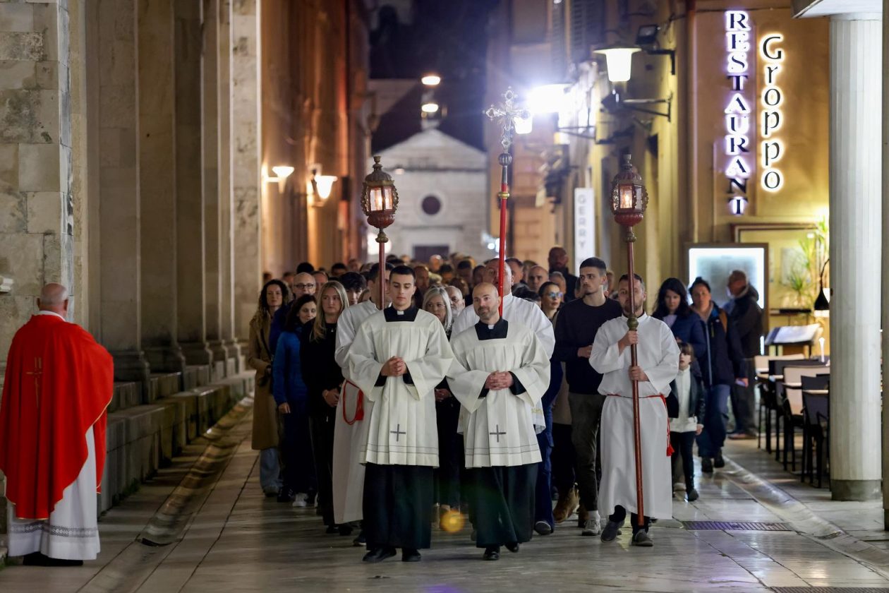 Zadar: Služba Muke Gospodnje u katedrali Sv. Stošije