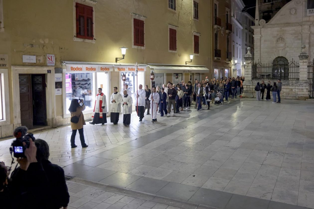 Zadar: Služba Muke Gospodnje u katedrali Sv. Stošije