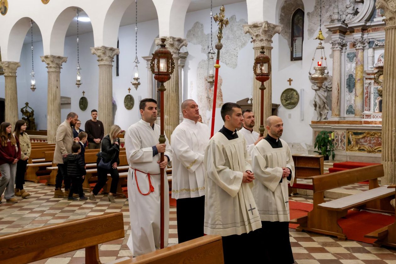 Zadar: Služba Muke Gospodnje u katedrali Sv. Stošije