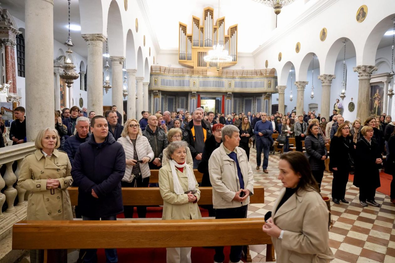 Zadar: Služba Muke Gospodnje u katedrali Sv. Stošije