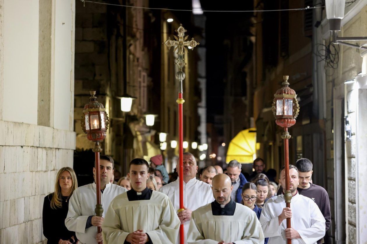 Zadar: Služba Muke Gospodnje u katedrali Sv. Stošije