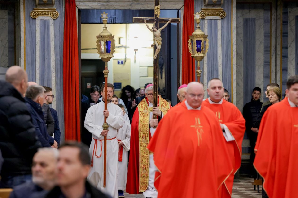 Zadar: Služba Muke Gospodnje u katedrali Sv. Stošije