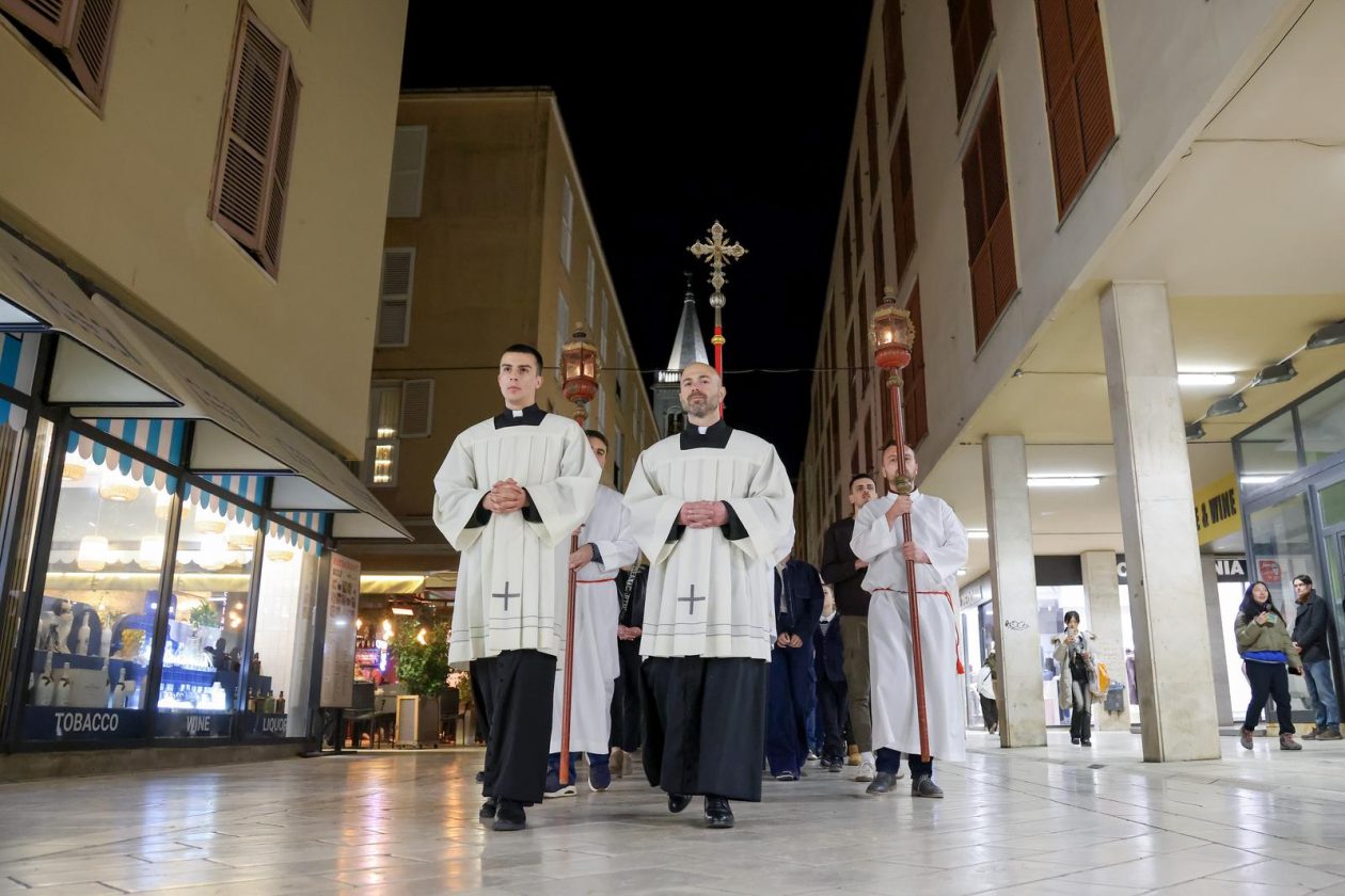 Zadar: Služba Muke Gospodnje u katedrali Sv. Stošije