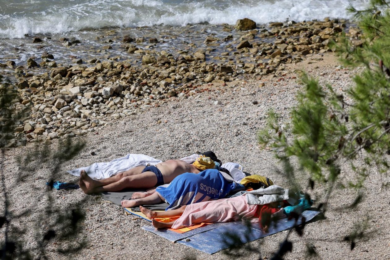 Zadar: Jesenski dan na plaži Kolovare Zadar: Jesenski dan na plaži Kolovare