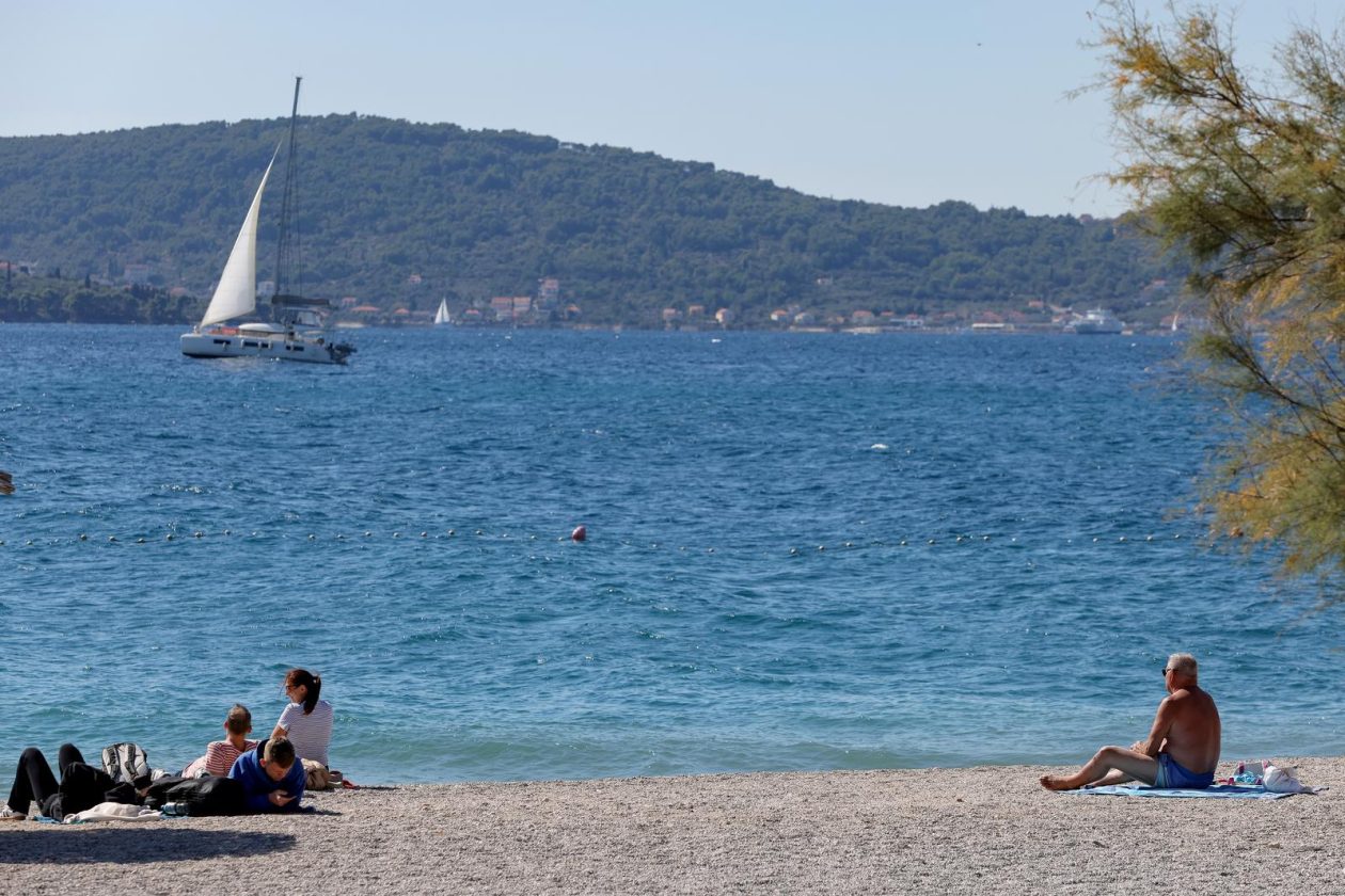 Zadar: Jesenski dan na plaži Kolovare Zadar: Jesenski dan na plaži Kolovare