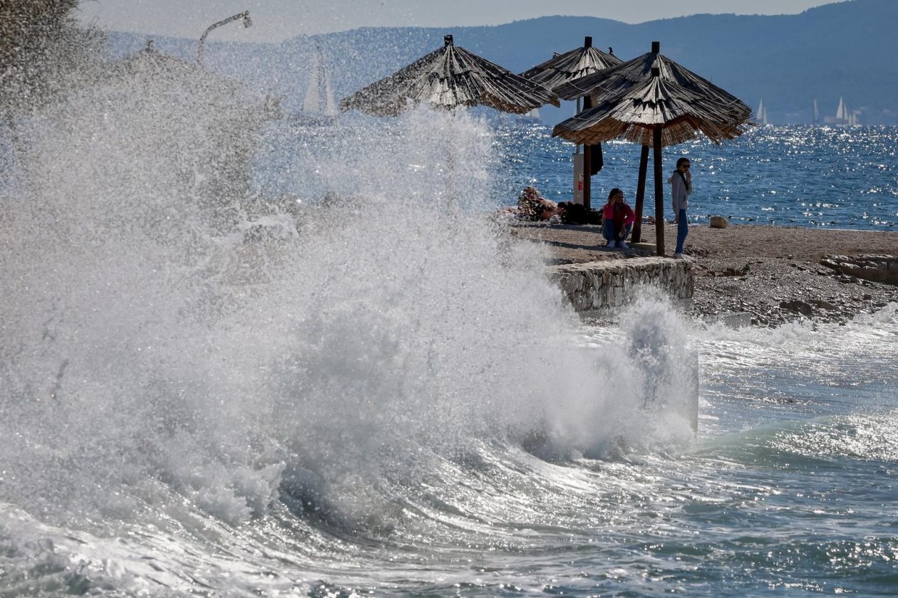 Zadar: Jesenski dan na plaži Kolovare Zadar: Jesenski dan na plaži Kolovare