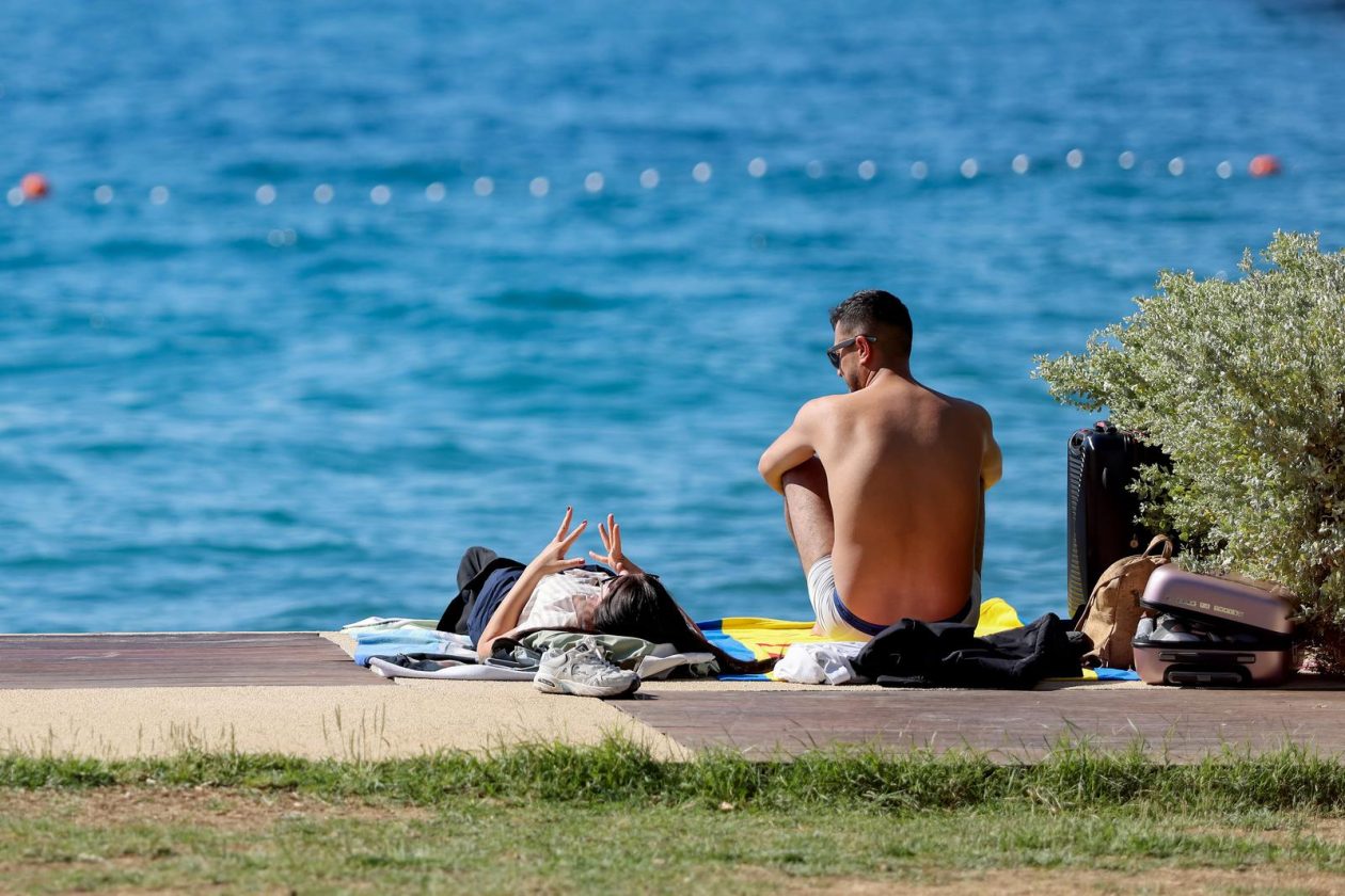 Zadar: Jesenski dan na plaži Kolovare Zadar: Jesenski dan na plaži Kolovare