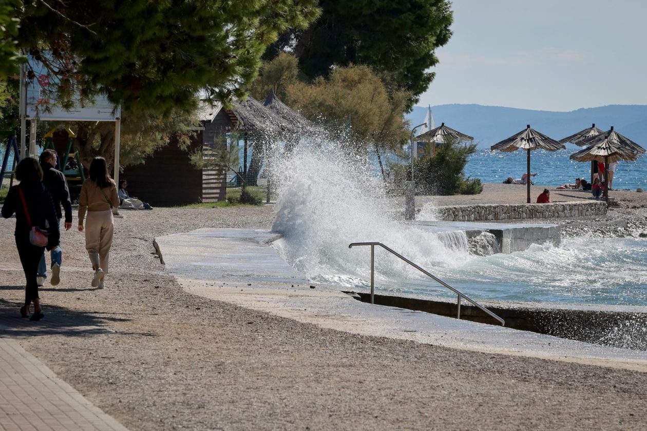 Zadar: Jesenski dan na plaži Kolovare Zadar: Jesenski dan na plaži Kolovare