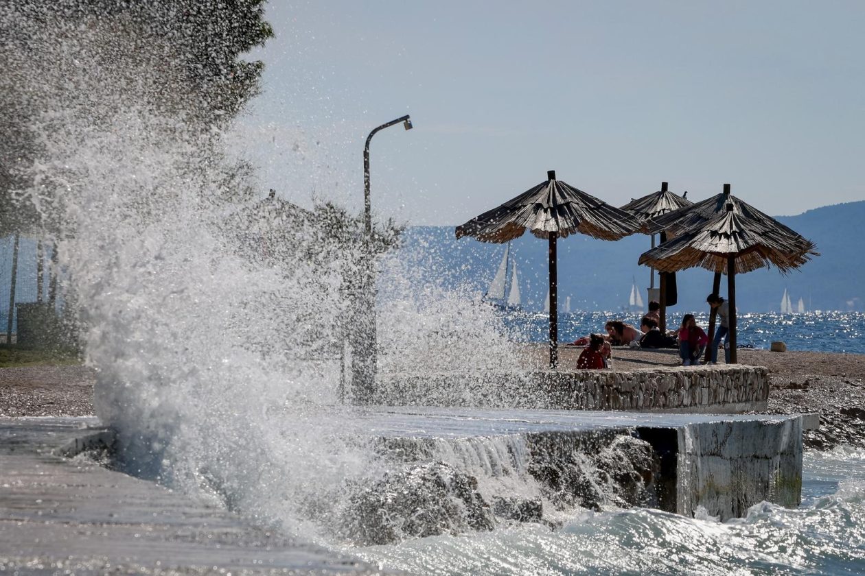 Zadar: Jesenski dan na plaži Kolovare Zadar: Jesenski dan na plaži Kolovare