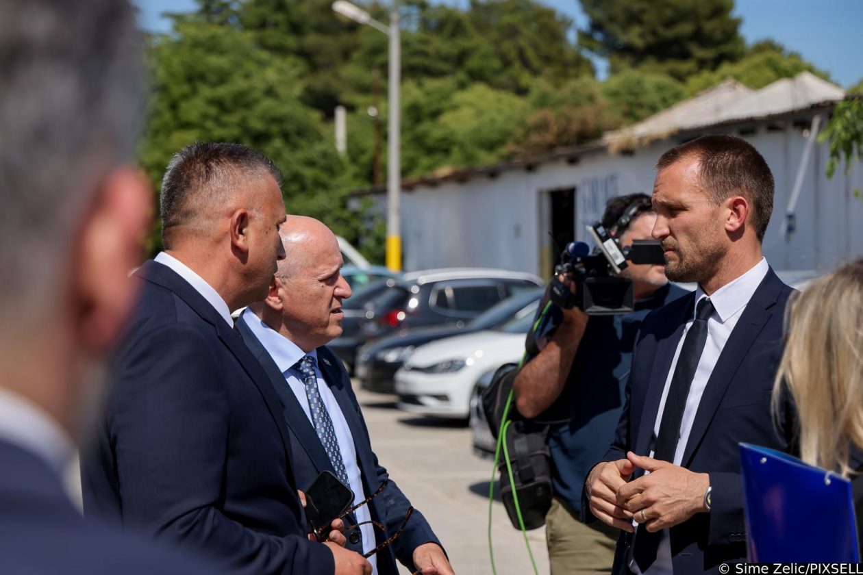 Zadar: Potpredsjednik Vlade i ministar prostornog uređenja, graditeljstva i državne imovine Branko Bačić boravo je u radnom posjetu Zadarskoj županiji Zadar: Potpredsjednik Vlade i ministar prostornog uređenja, graditeljstva i državne imovine Branko Bačić boravo je u radnom posjetu Zadarskoj županiji