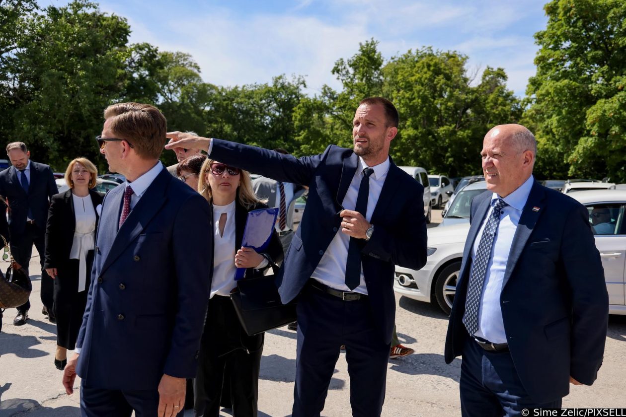 Zadar: Potpredsjednik Vlade i ministar prostornog uređenja, graditeljstva i državne imovine Branko Bačić boravo je u radnom posjetu Zadarskoj županiji Zadar: Potpredsjednik Vlade i ministar prostornog uređenja, graditeljstva i državne imovine Branko Bačić boravo je u radnom posjetu Zadarskoj županiji