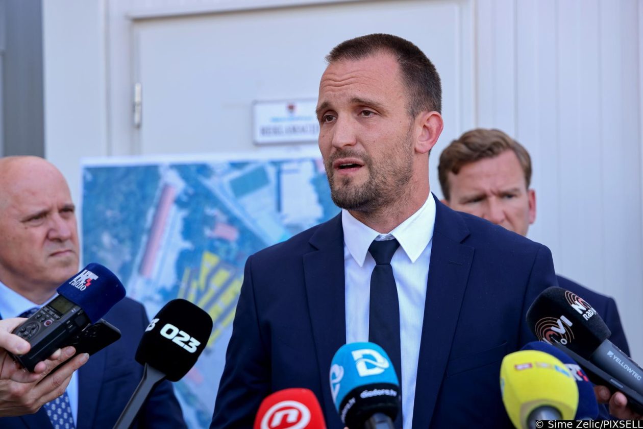 Zadar: Potpredsjednik Vlade i ministar prostornog uređenja, graditeljstva i državne imovine Branko Bačić boravo je u radnom posjetu Zadarskoj županiji Zadar: Potpredsjednik Vlade i ministar prostornog uređenja, graditeljstva i državne imovine Branko Bačić boravo je u radnom posjetu Zadarskoj županiji