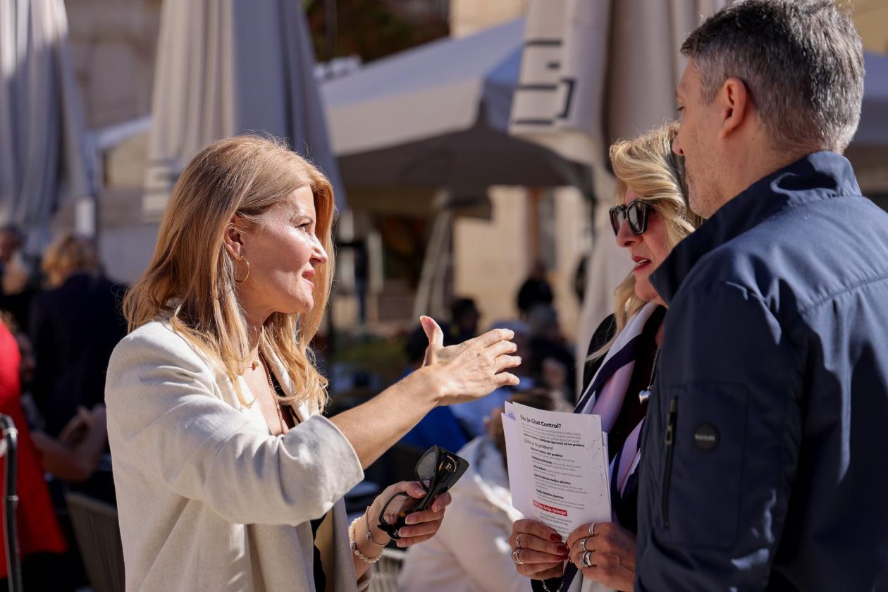 SDP na Nlarodnom trgu organizirao prikupljanje potpisa za peticiju “Protiv špijuniranja građana. Zaštita djece DA, masovni nadzor NE!”